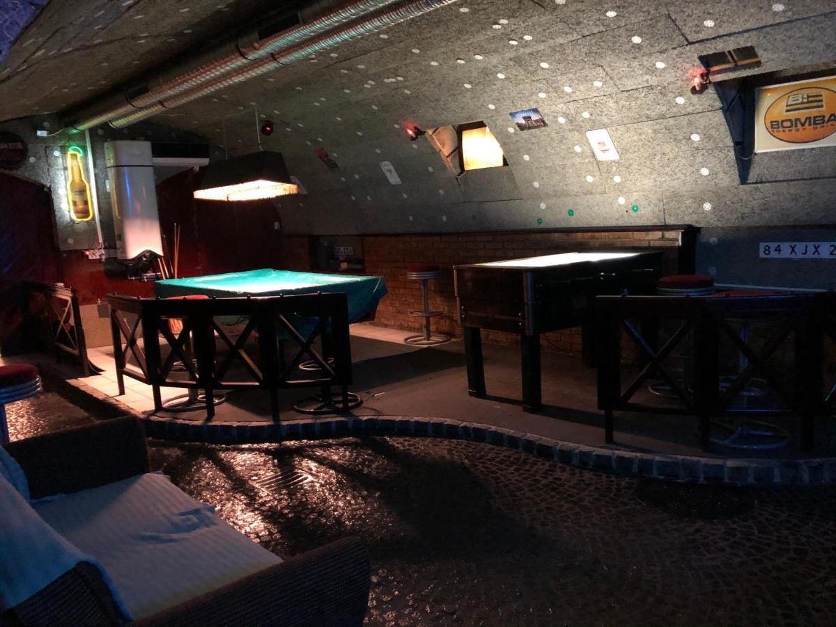 Whole Basement Former Pub 5 For Stag Do Boedapest Buitenkant foto
