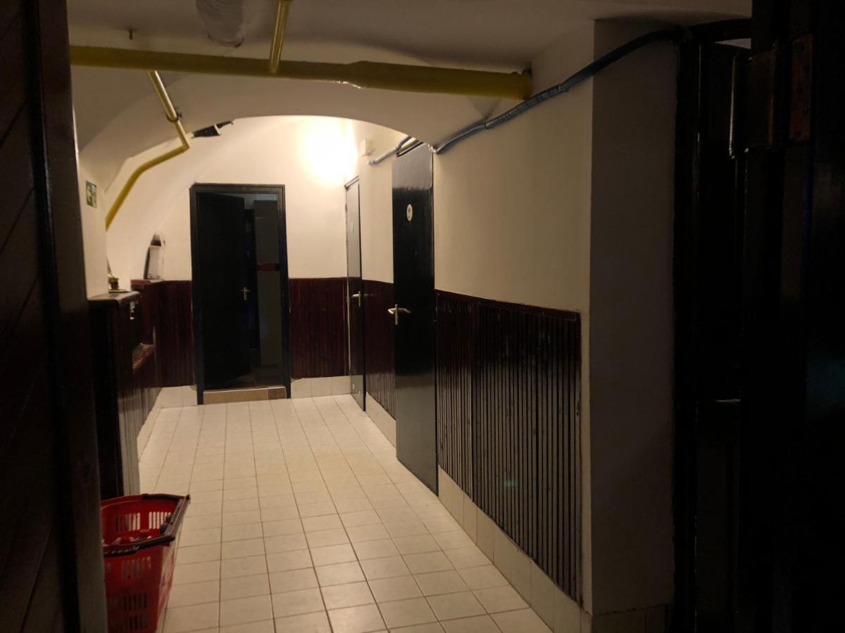 Whole Basement Former Pub 5 For Stag Do Boedapest Buitenkant foto