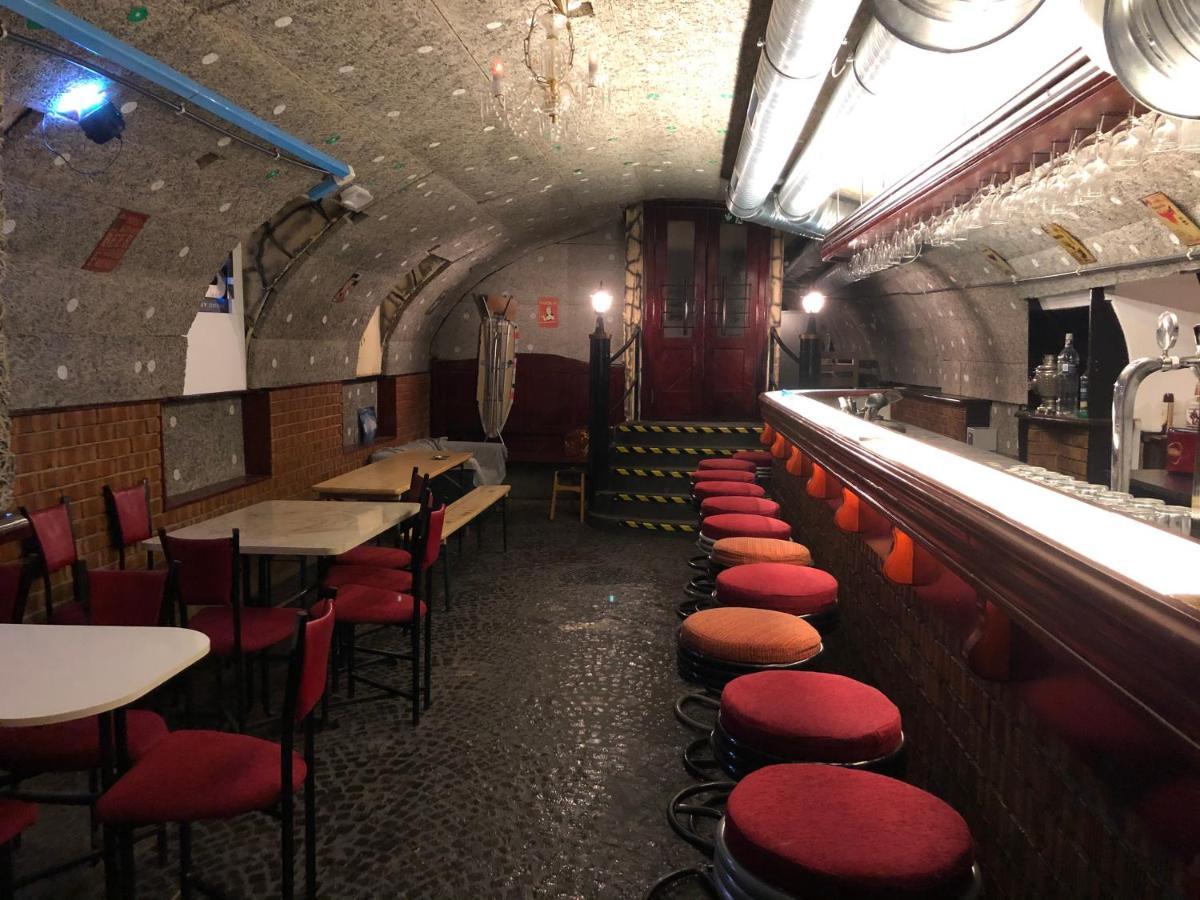 Whole Basement Former Pub 5 For Stag Do Boedapest Buitenkant foto