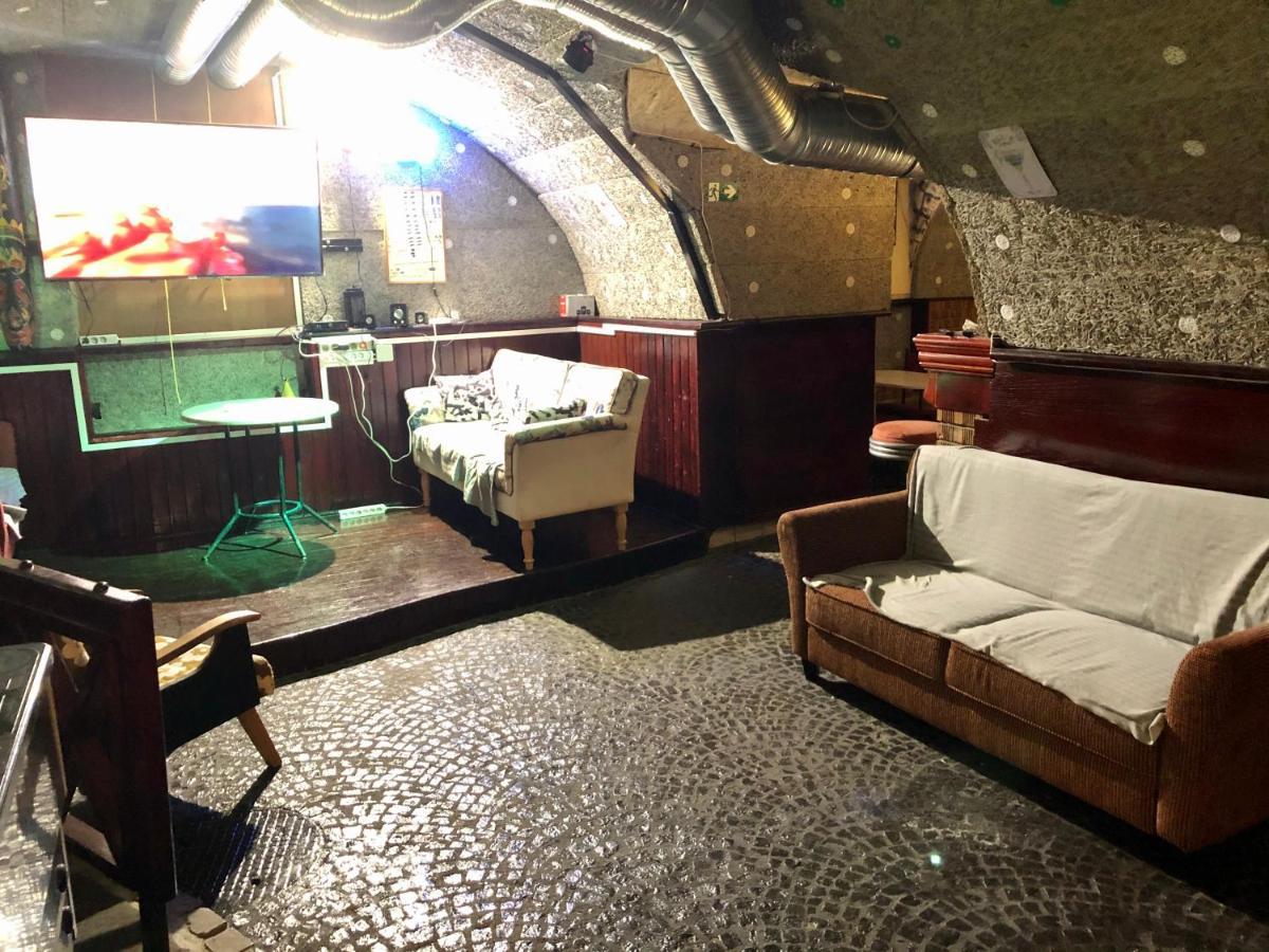 Whole Basement Former Pub 5 For Stag Do Boedapest Buitenkant foto